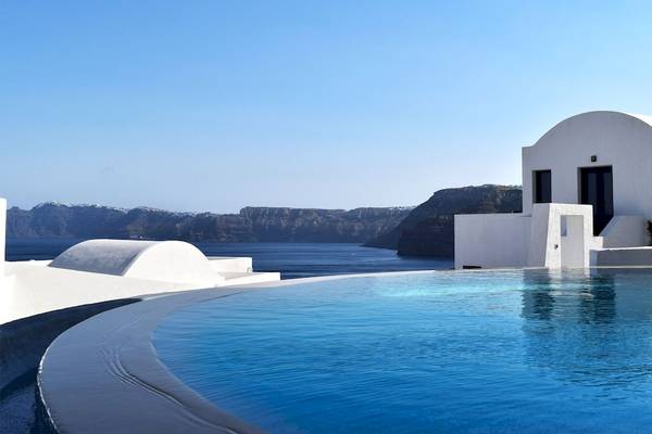Oben Blick auf weißes Hotel mit Pool am Meer bei klarem Himmel