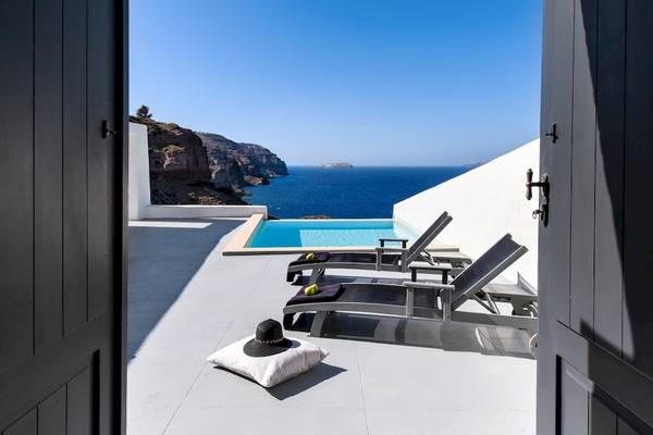 Terrasse mit Pool und Meerblick im Ambassador Aegean Hotel