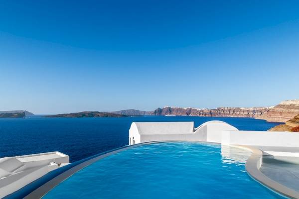 Außenpool des Ambassador Aegean Luxury Hotel & Suites mit Blick auf die Ägäis