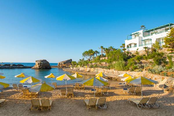 Strand des Iberostar Creta Marine Hotels mit Sonnenschirmen und Liegen