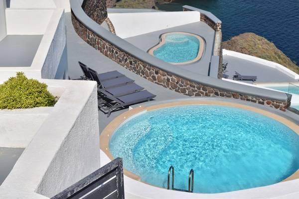 Obersicht zwei Pools mit Liegen am Ambassador Aegean Luxury Hotel & Suites