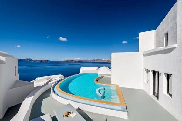 Oberirdischer Pool im Ambassador Aegean Luxury Hotel mit Blick auf das Meer