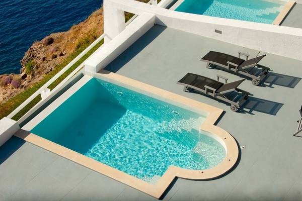 Dachterrasse mit zwei Pools und Liegen mit Meerblick