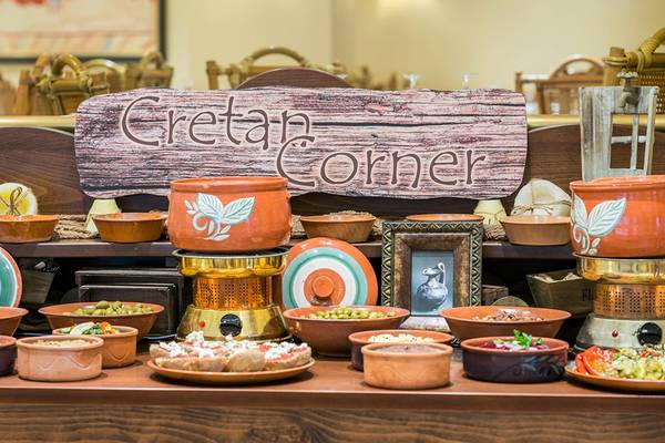 Buffet-Angebot im Iberostar Creta Marine Hotel mit verschiedenen Gerichten in Tongefäßen.