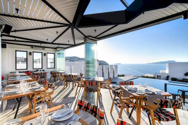 Terrasse des Ambassador Aegean Luxury Hotel & Suites mit Blick auf das Meer.