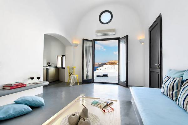 Innenraum des Ambassador Aegean Luxury Hotel & Suites mit offenem Eingang und Blick auf den Garten.