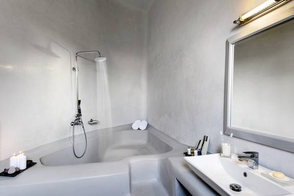 Ein elegantes Badezimmer mit Badewanne, Dusche, Waschbecken und Spiegel.
