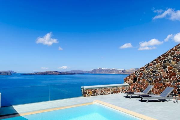 Terrasse mit Pool und Meerblick im Ambassador Aegean Hotel & Suites