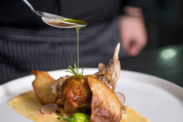 Ein Gericht im Iberostar Creta Marine Hotel mit gebratenem Fleisch, Beilagen und einer Sauce.