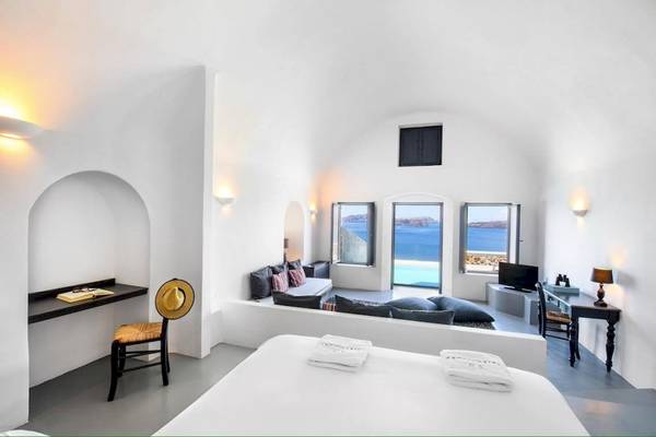 Innenansicht einer Suite im Ambassador Aegean Luxury Hotel mit Meerblick