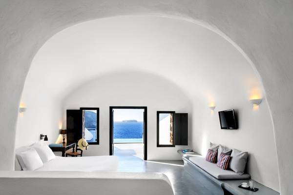 Innenansicht des Ambassador Aegean Luxury Hotel mit offenem Fenster und Meerblick