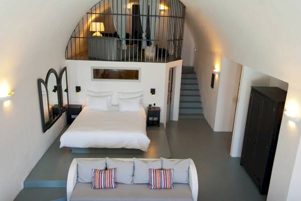Schlafzimmer mit Doppelbett, Sofa und Balkon im Ambassador Aegean Luxury Hotel & Suites