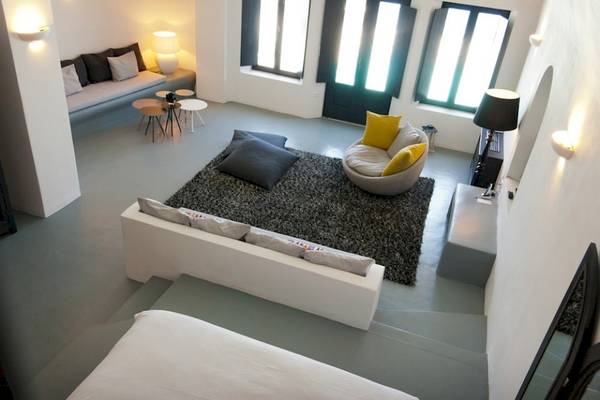 Wohnzimmer im Ambassador Aegean Luxury Hotel & Suites mit modernen Möbeln und hellem Interieur.