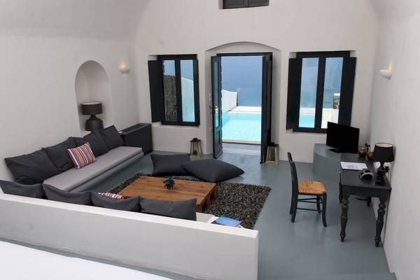 Innenansicht des Ambassador Aegean Luxury Hotel & Suites mit Blick auf den Pool.