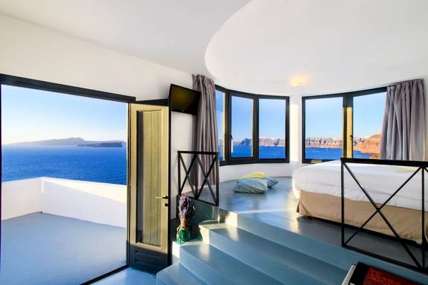 Suite im Ambassador Aegean Luxury Hotel mit Blick auf das Meer und Inseln.