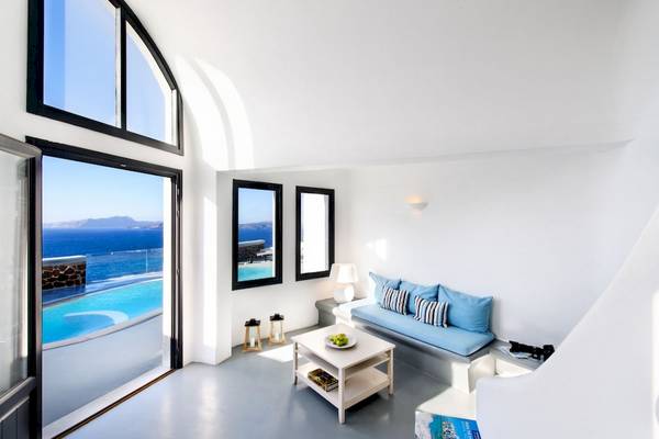 Innenraum des Ambassador Aegean Luxury Hotel & Suites mit Blick auf den Pool.