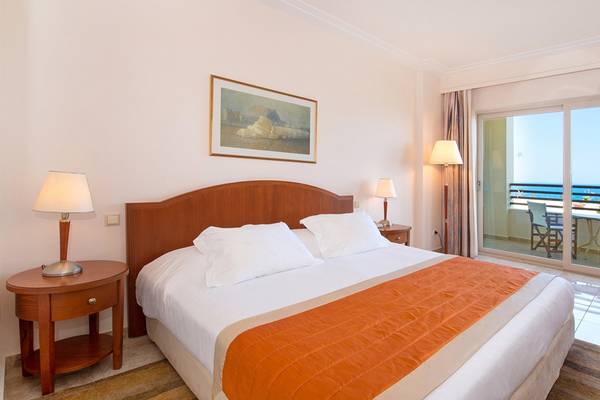 Doppelbettzimmer im Iberostar Creta Marine Hotel mit Meerblick und Balkon