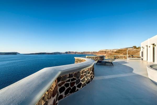 Aussicht von der Terrasse des Ambassador Aegean Luxury Hotel mit Blick auf das Meer.