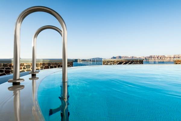 Infinity-Pool am Ambassador Aegean Luxury Hotel & Suites mit Blick auf die Ägäis