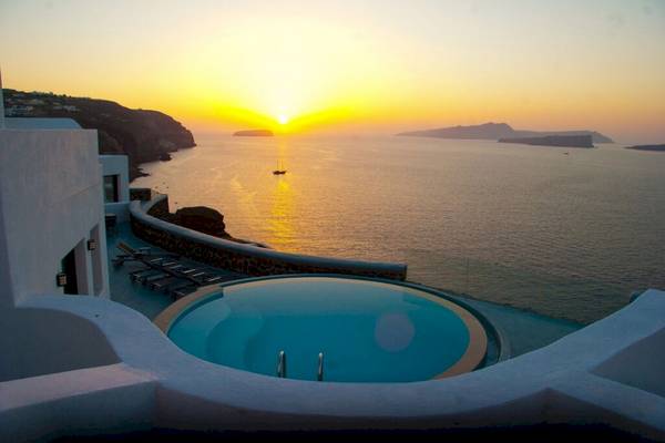 Aussicht auf das Meer bei Sonnenuntergang vom Ambassador Aegean Luxury Hotel & Suites.