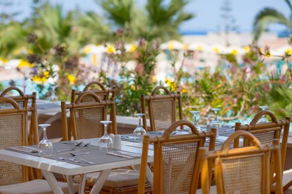 Außenbereich des Iberostar Creta Marine Hotels mit gedeckten Tischen und Stühlen
