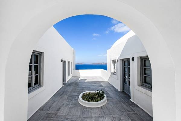 Korridor zum Balkon im Ambassador Aegean Luxury Hotel mit Blick auf das Meer.