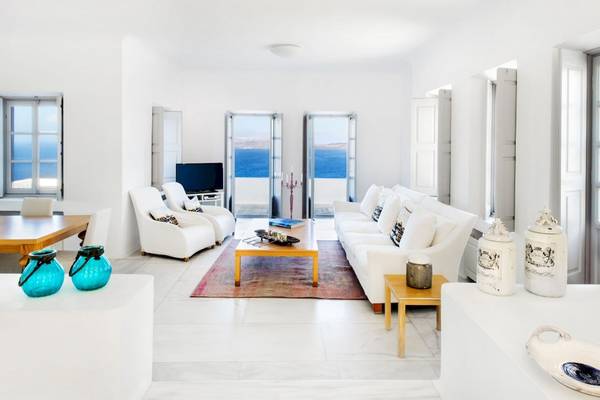 Wohnzimmer im Ambassador Aegean Luxury Hotel & Suites mit Blick auf das Meer.