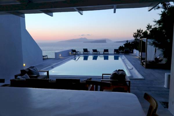 Abendlicher Pool Blick vom Ambassador Aegean Luxury Hotel & Suites mit Blick auf das Meer.