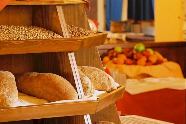 Frühstücksbuffet im Acrotel Athena Pallas Hotel mit Brotregal.