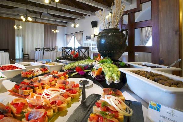Buffettisch im Acrotel Athena Pallas Hotel mit verschiedenen Gerichten und Vorspeisen.
