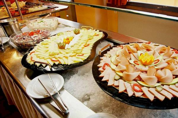 Buffet mit verschiedenen Gerichten im Acrotel Athena Pallas Hotel.