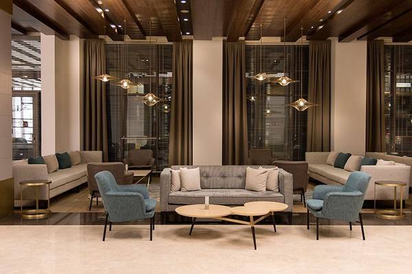 Lobby des Acanthe Cennet Barut Collection Hotels mit modernen Möbeln, Couches, Stühlen und Lampen.