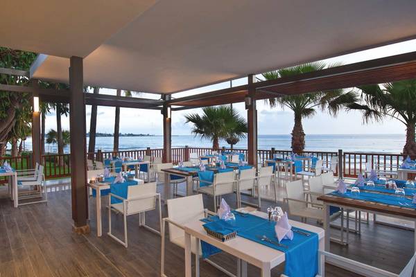 Terrasse des Acanthis Cennet Barut Collection Hotels mit Blick auf den Ozean
