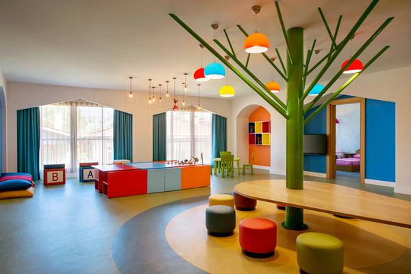 Kinderzimmer im Acanthis Cennet Barut Collection Hotel mit bunten Möbeln und Deckenleuchten.