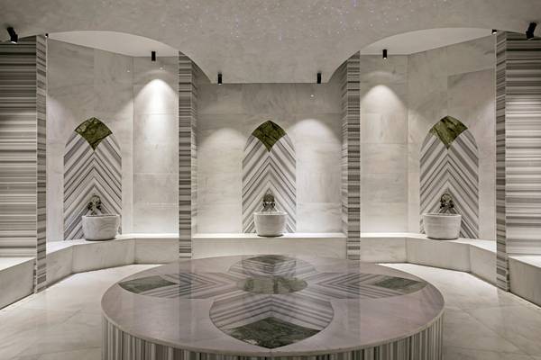 Innenbereich der Sauna im Acanthus Cennet Barut Collection Hotel mit weißen Marmorwänden und Boden.