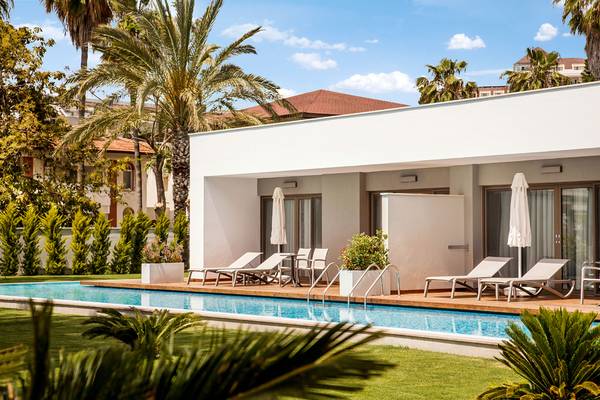 Außenpool mit Liegestühlen und Sonnenschirmen im Acanthus Cennet Barut Collection