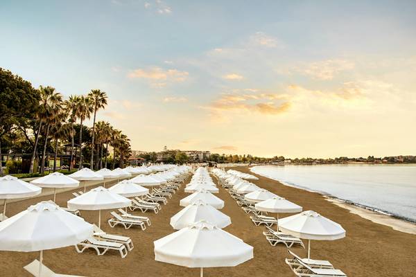 Strand mit Sonnenliegen und Sonnenschirmen im Acanthus Cennet Barut Collection