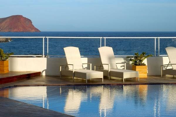 Terrasse mit Sonnenliegen und Meerblick im Vincci Tenerife Golf Hotel