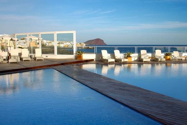 Pool mit Blick auf das Meer im Vincci Tenerife Golf Hotel.