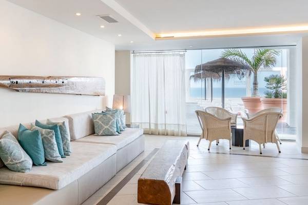 Wohnzimmer des Vincci Tenerife Golf Hotels mit Blick auf das Meer.