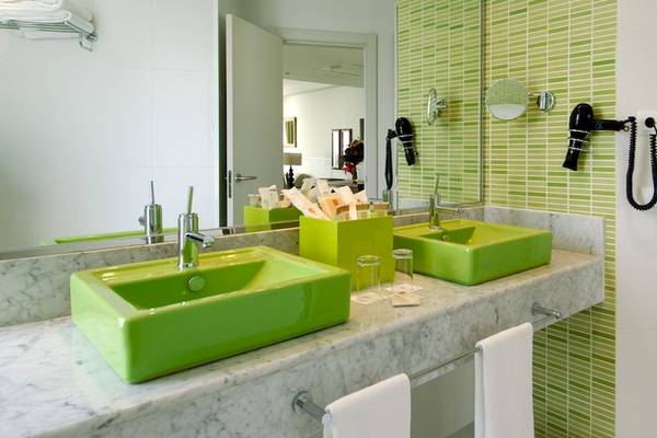Badezimmer im Vincci Tenerife Golf Hotel mit grünen Fliesen und zwei Waschbecken.