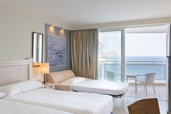 Zimmer im Vincci Tenerife Golf Hotel mit Blick auf den Ozean von der Terrasse.