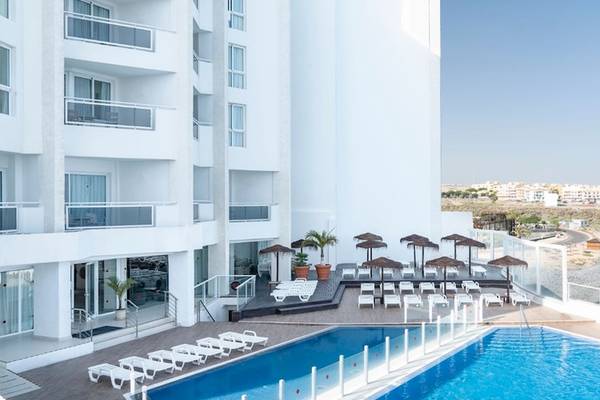 Außenpool des Vincci Tenerife Golf Hotels mit weißen Liegestühlen und Sonnenschirmen