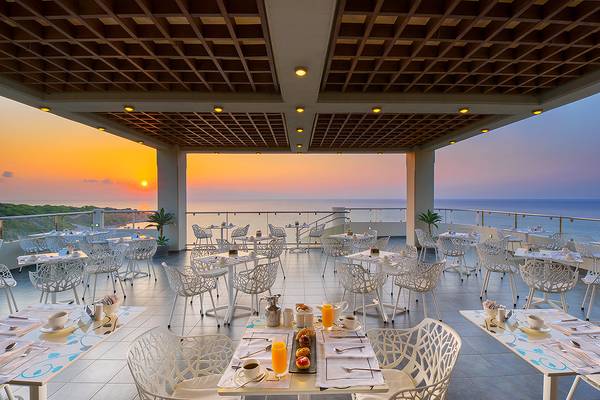 Terrasse des Elysium Resort & Spa mit Blick auf den Sonnenuntergang und das Meer.
