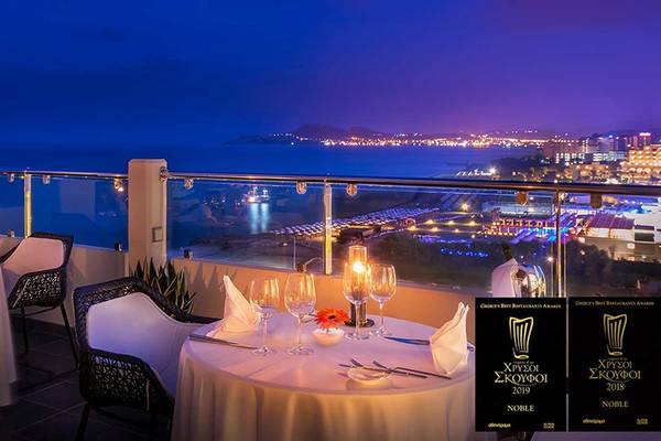 Abendessen auf der Terrasse des Elysium Resort & Spa mit Blick auf das Meer und die Stadt.