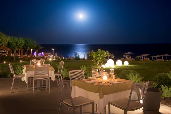 Elysium Resort & Spa - Abendessen im Freien bei Mondschein mit Blick auf das Meer.
