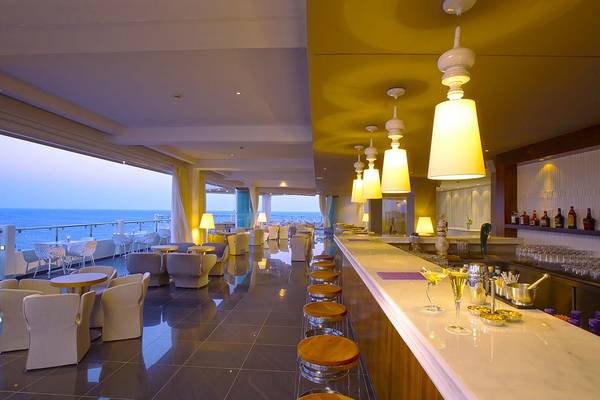 Innenansicht der Bar im Elysium Resort & Spa mit Blick auf das Meer.