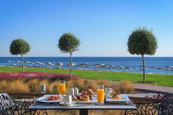 Frühstück auf der Terrasse des Elysium Resort & Spa mit Blick auf das Meer.