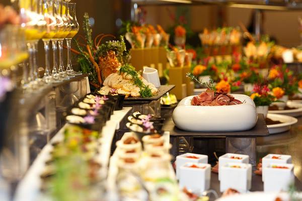Buffet-Tisch im Elysium Resort & Spa mit verschiedenen Gerichten und Getränken.