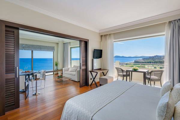 Suite im Elysium Resort & Spa mit Blick auf das Meer und den Balkon.